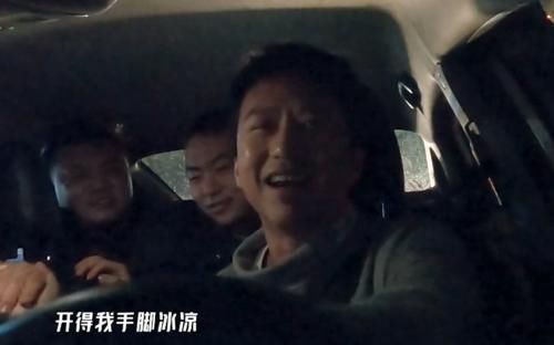 鄧超在路邊攤吃包子，看到他手中筷子的“顏色”，網(wǎng)友：活該你火