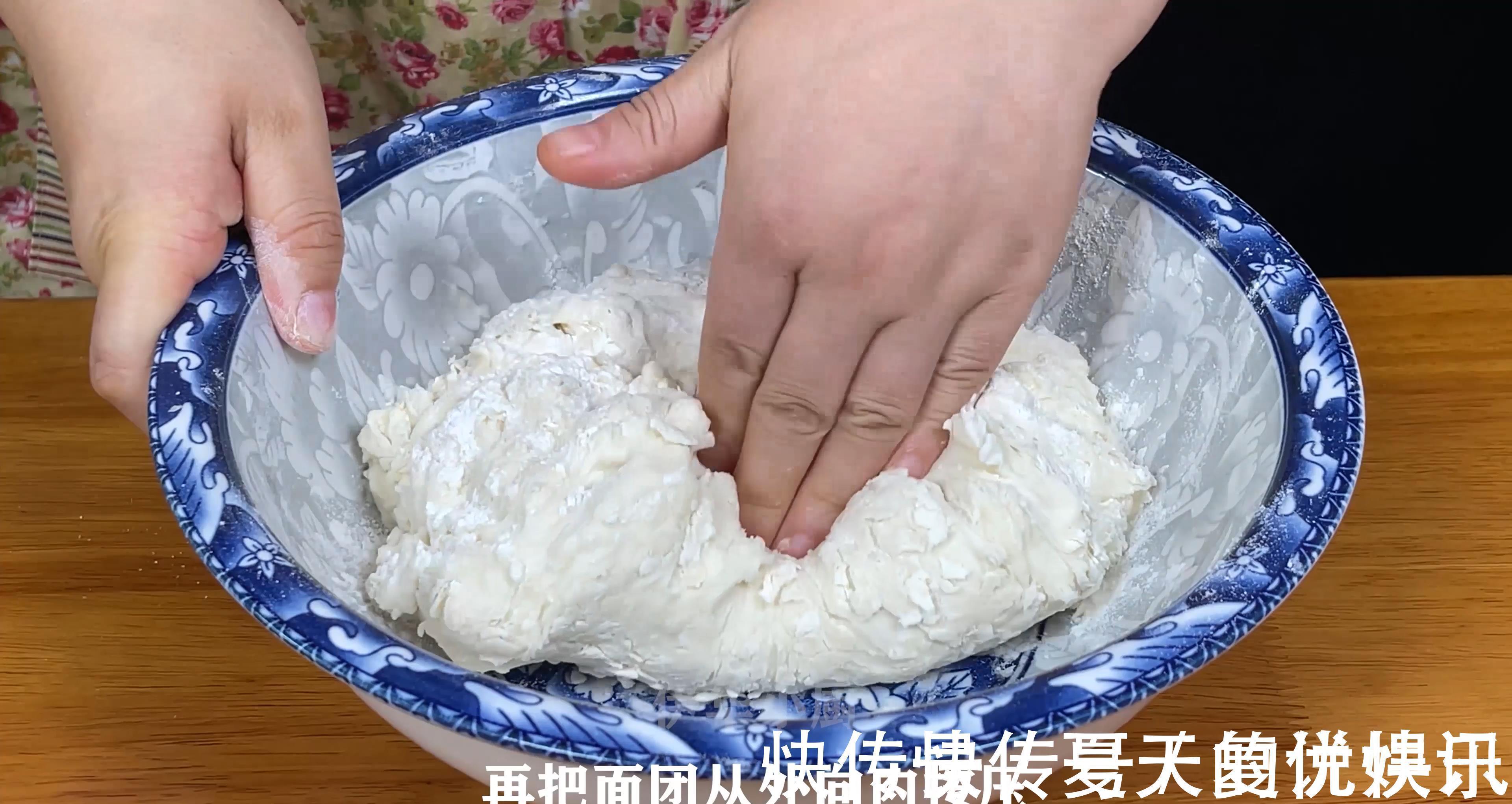 早餐店的葱油饼为什么好吃?原来做法简单,学会就可以摆摊了