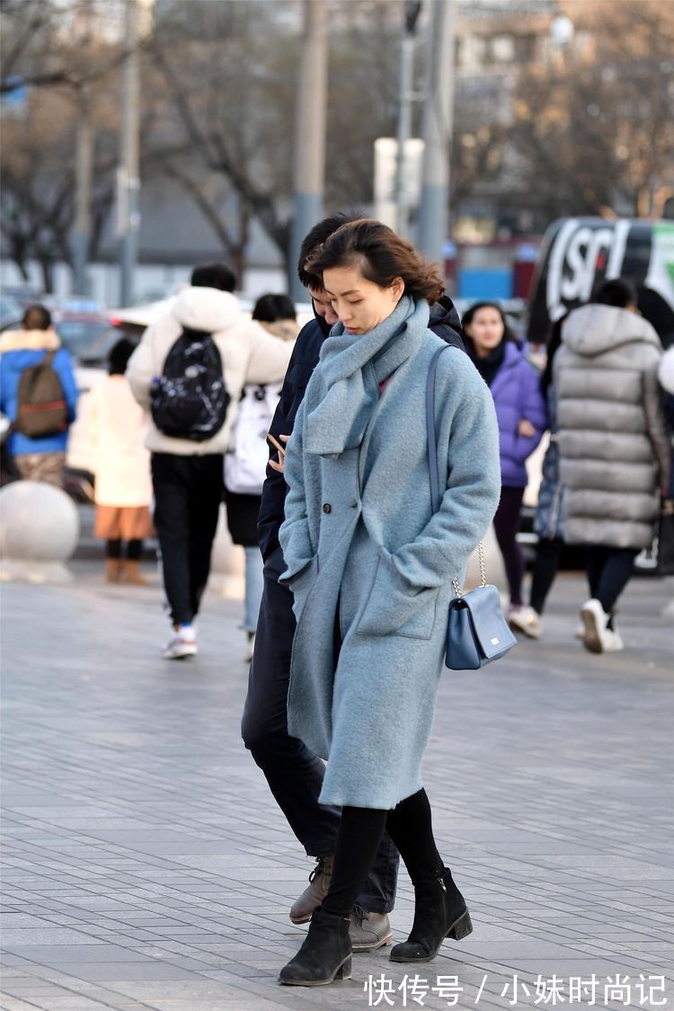 搭配 街拍:美女这款蓝色大衣搭配的非常好看,很显身材高挑的效果!