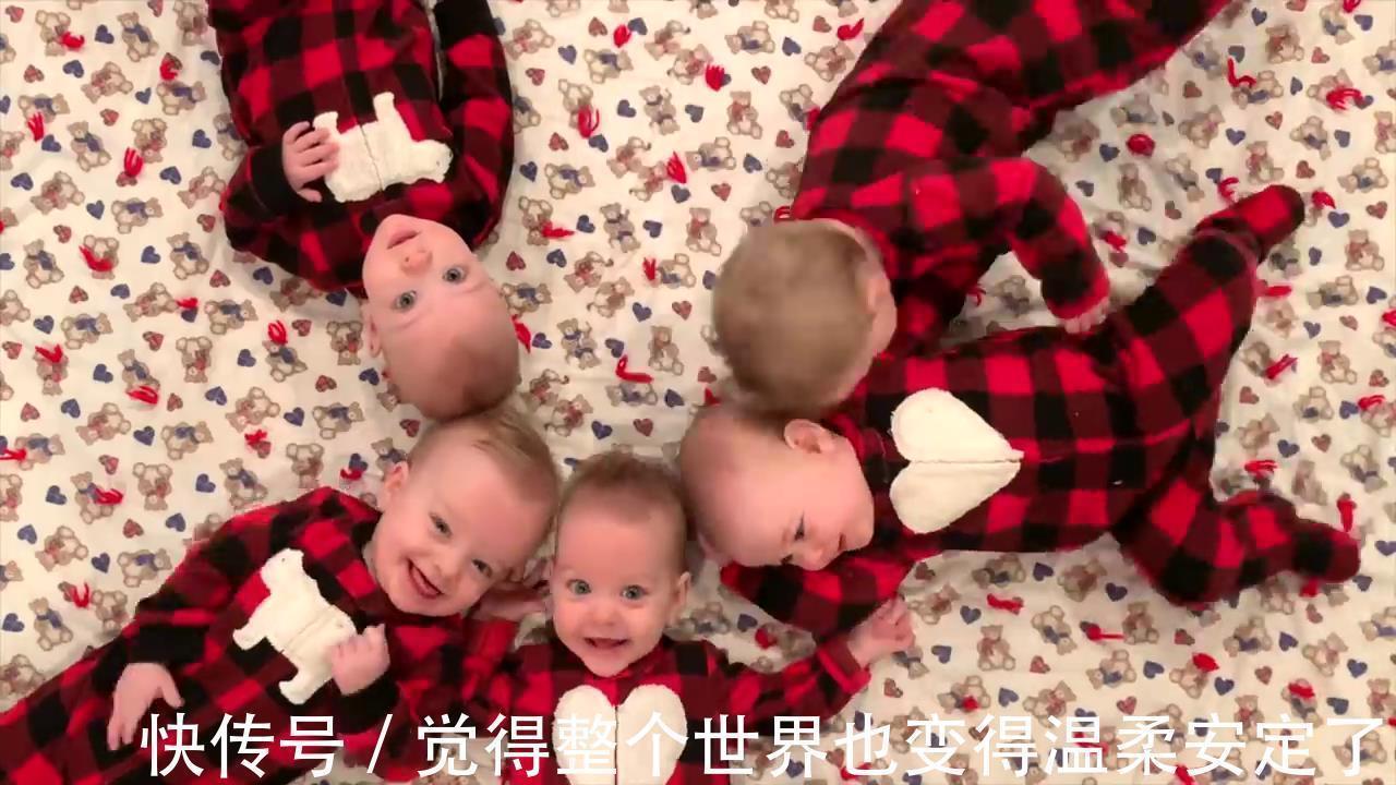 吃饭饭|5胞胎在客厅等妈妈给自己冲奶粉,一个个张望的小脑袋,太可爱