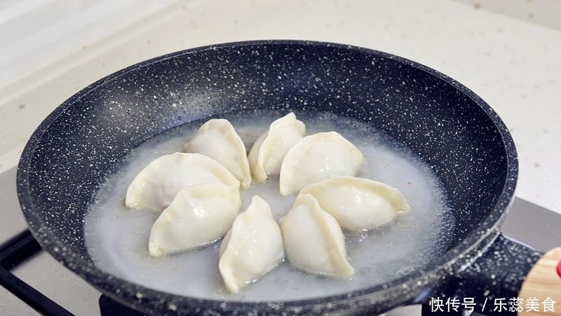 煎饺上的冰花，到底是面粉还是淀粉做的？加多少水才焦脆不糊？