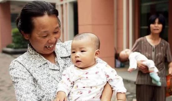 全场|4胞胎女儿来爷爷家蹭饭,爷爷大喊快关门,孩子的话让全场大笑