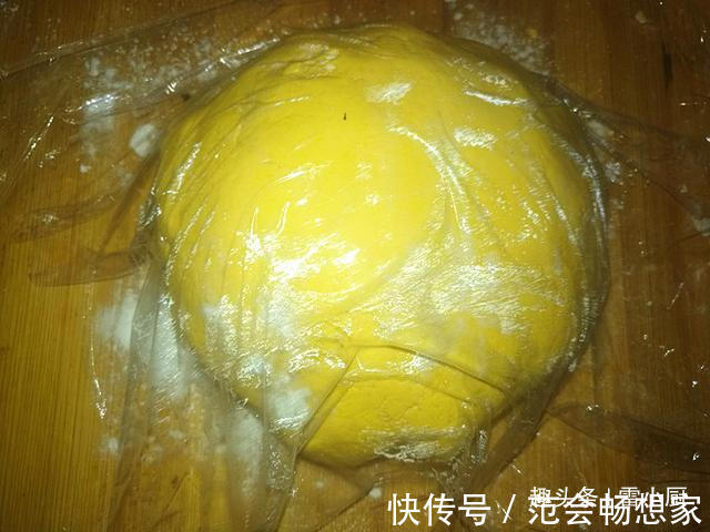 南瓜饼这么做,吃了一个还想吃一个,又香又糯!