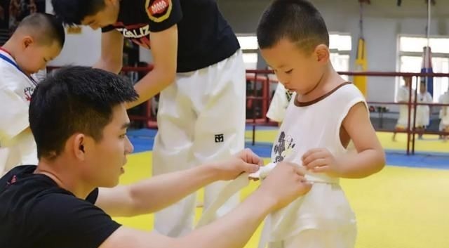 兴趣|儿童在4岁前不能接触这2个兴趣班,会影响身体发育,家长要了解