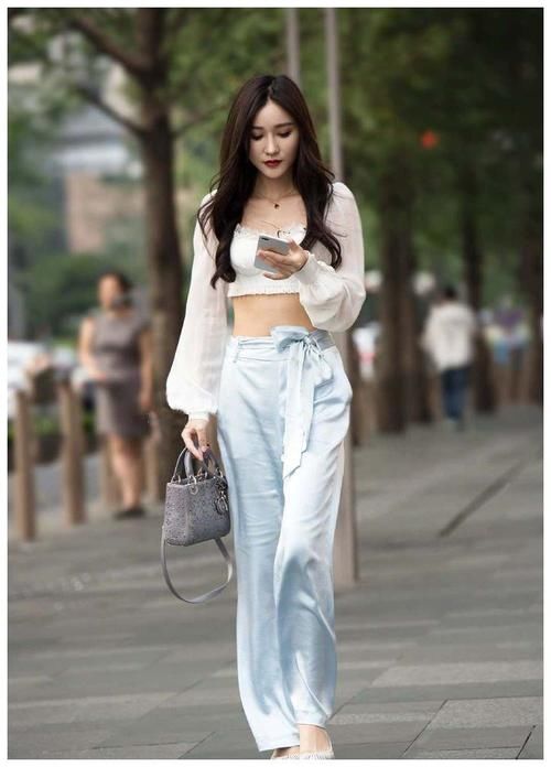  费劲|美女穿搭：短打上衣让你优雅得毫不费劲，玲珑十足