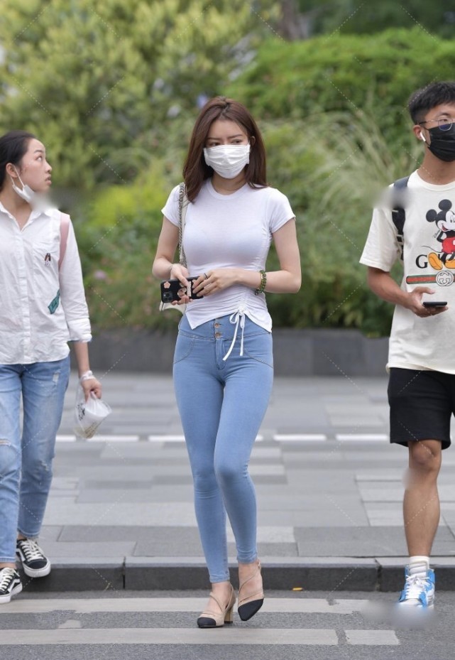 牛仔裤 紧身上衣搭牛仔裤,优雅曲线的展现让靓妹更有气质,满满的时尚感
