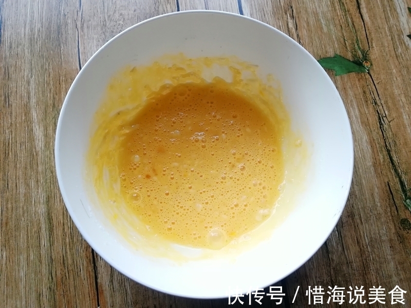 两个鸡蛋,一个地瓜,搅一搅,煎一煎,一会就做出一份早餐鸡蛋饼