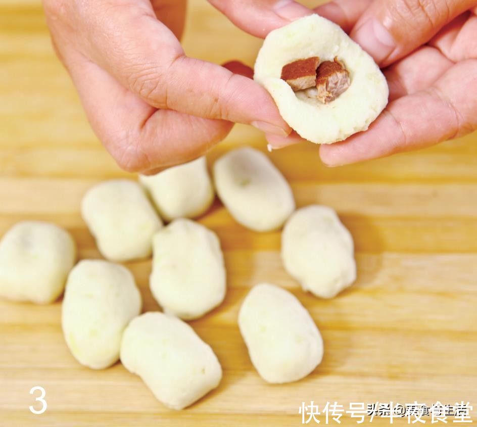 叉烧口味的土豆球跟我这样做,色泽金黄味道甜香,一口一个吃不够