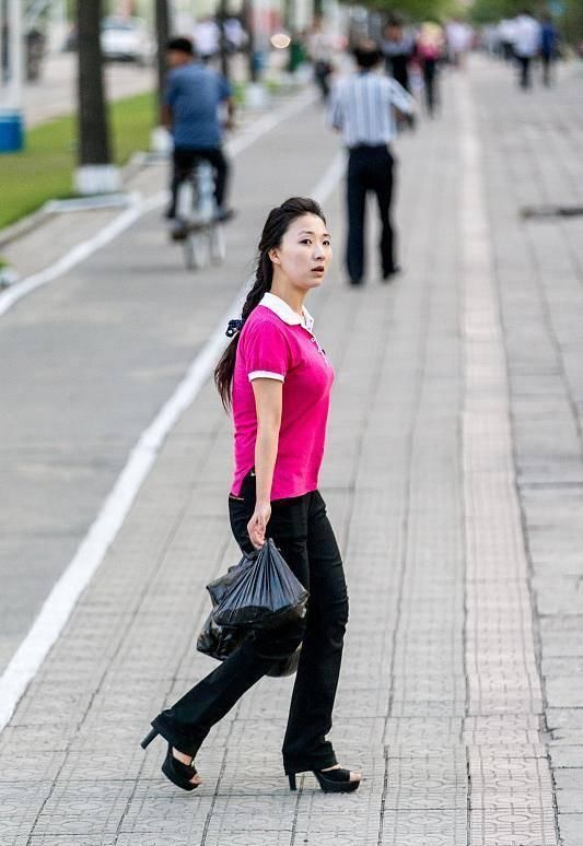 旅游朝鲜,看到街头独自行走的姑娘,上去搭讪,却被漠视了