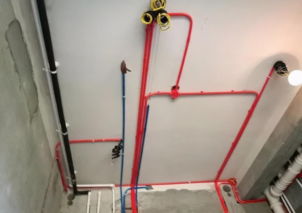 老师傅|家装装修,水电走顶还是走地?我家后悔装错了,差点给骗光钱了