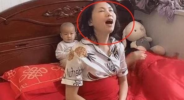 承受能力|一家三口睡觉走红:爸妈装疯卖傻,好一对“戏精”,宝宝一脸茫然
