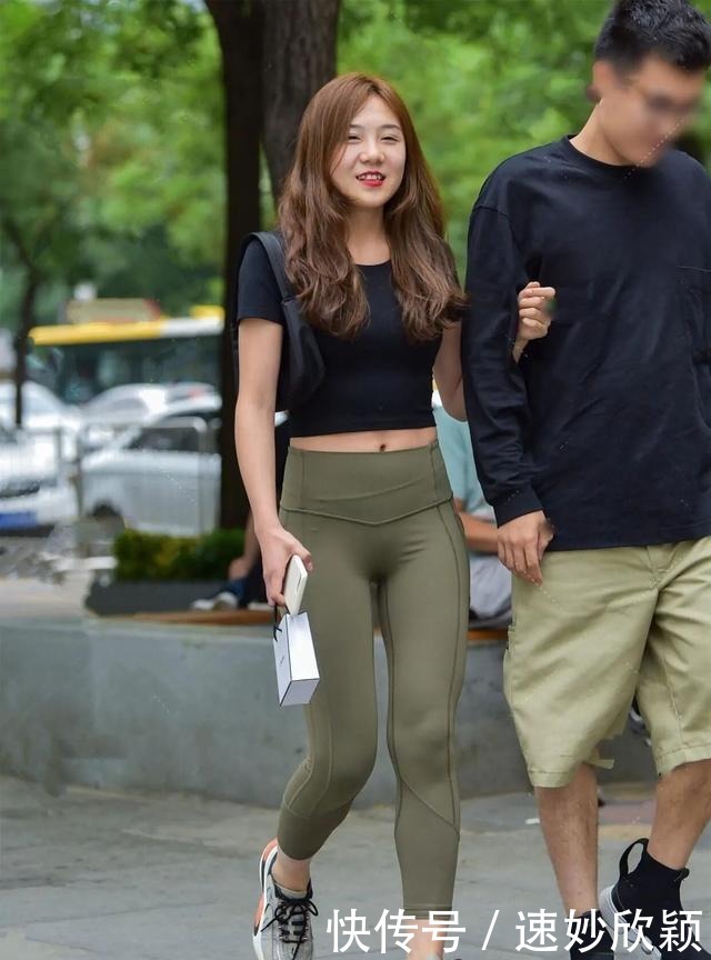 气质|又火了一种新穿法,“打底裤+运动鞋”,彰显美女别样的气质!