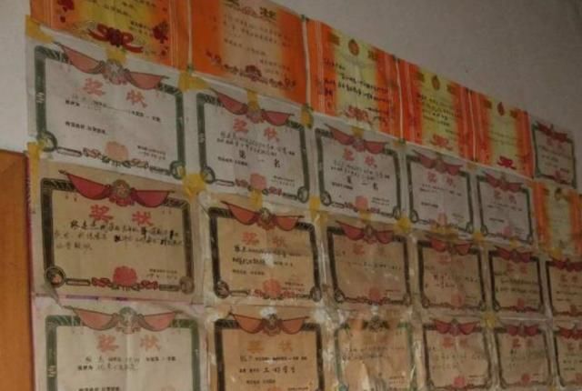 奖状|孩子奖状贴满墙，父母却笑不出来，原因很心酸