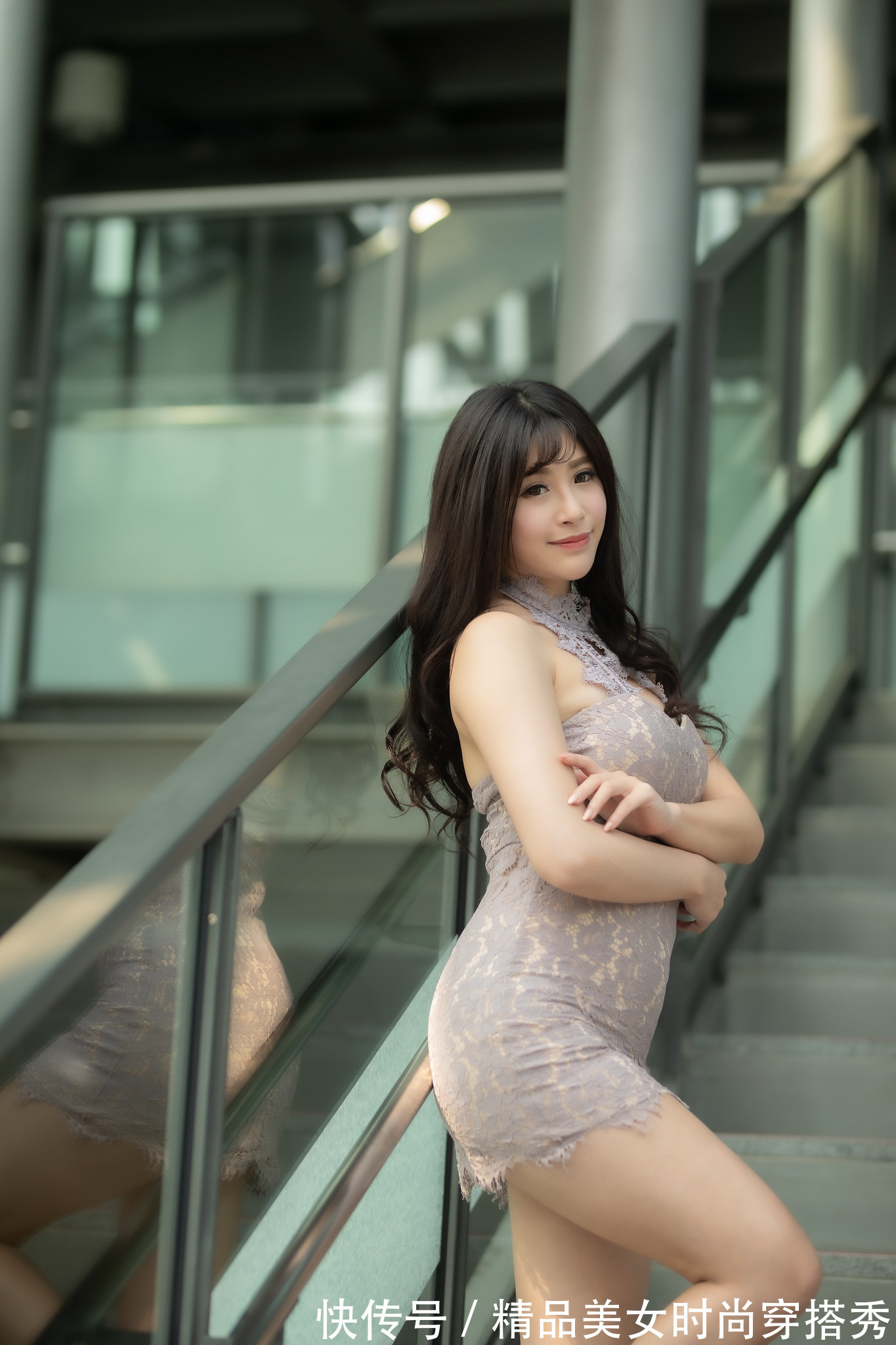性感|紫灰色的蕾丝连衣裙，搭配一双高跟鞋性感又不失优雅