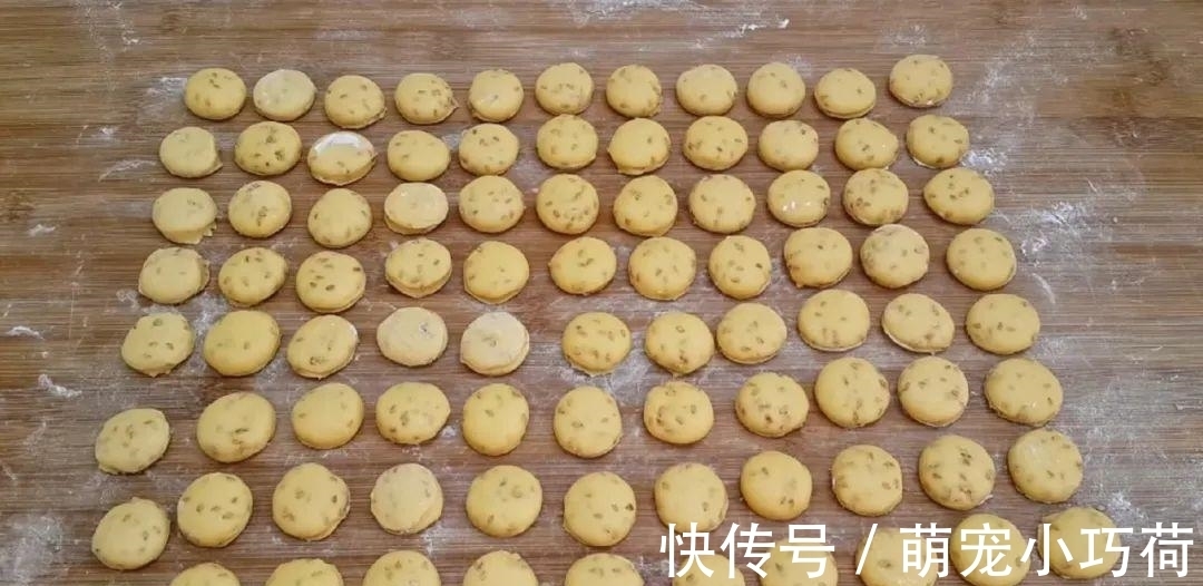 保鲜膜|1个红薯，3勺面粉，不用一滴水，做出创意小吃，保证孩子天天嚷着吃