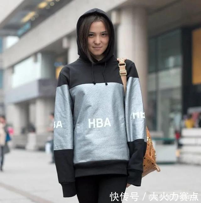 卫衣|卫衣这么穿,真的显胖又显矮