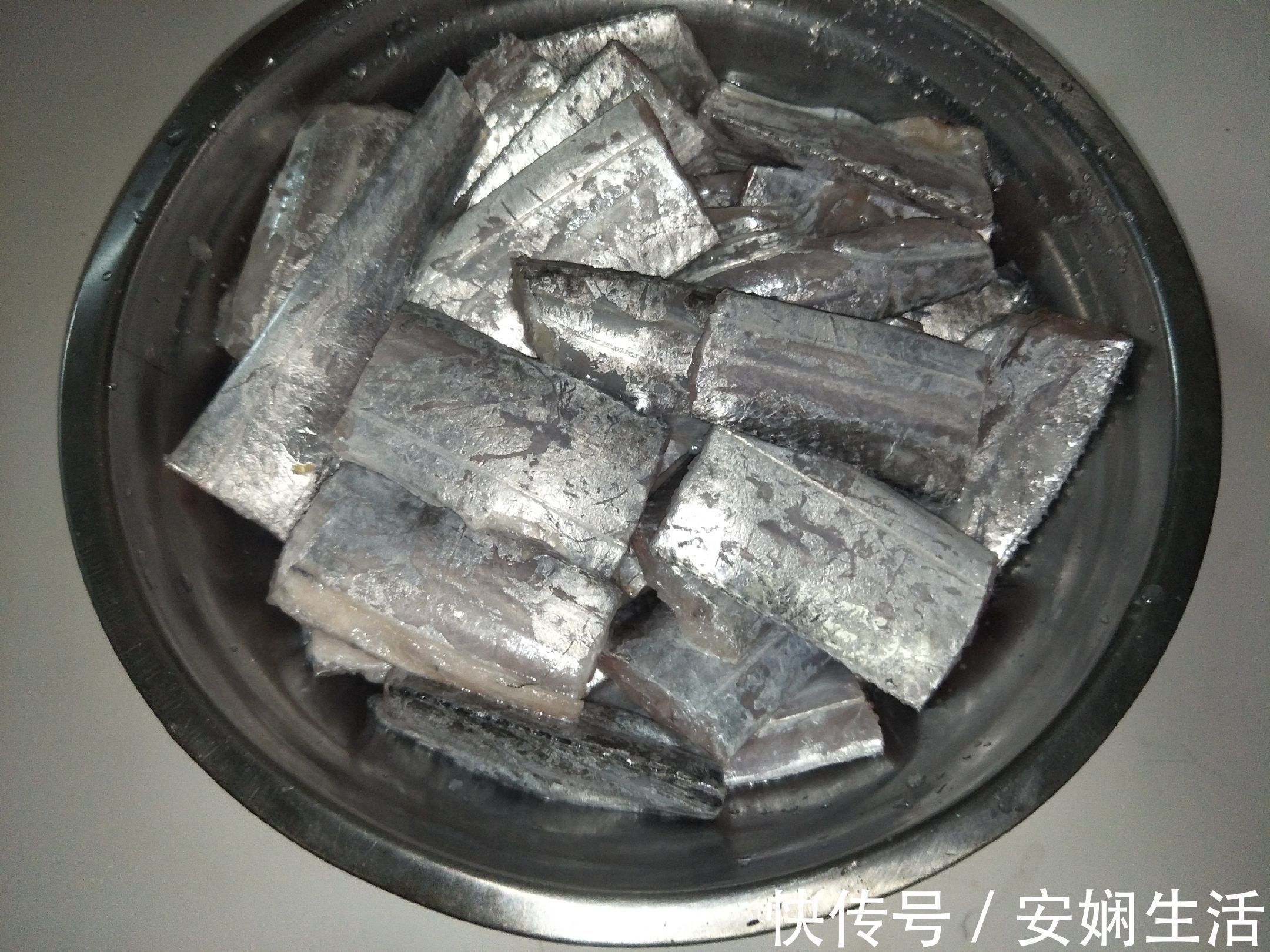 冬天煎带鱼时，别挂面糊了，简单蘸一蘸，出锅酥到掉渣