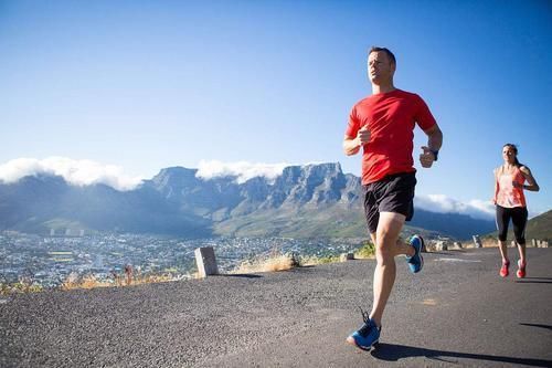 训练会|膝盖疼痛是有氧跑步的主要难题，共同了解并解决跑步膝盖疼痛问题