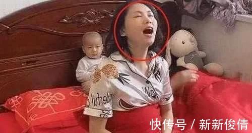 宝宝|一家三口睡觉照片曝光,爸妈熟睡宝宝坐一旁,宝宝这家长真难带