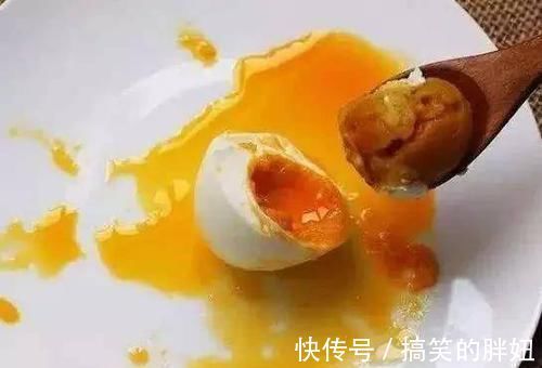 腌鸭蛋时,别只会加白酒和食盐多加一点它,蛋黄个个起沙流大油