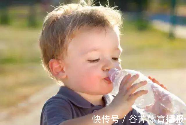 晒伤|夏天带娃的四个习惯,看似疼孩子其实是“坑娃”,妈妈奶奶快改正