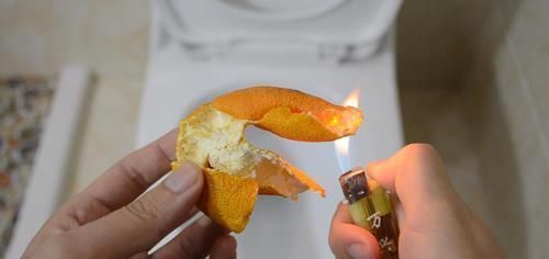 你家有吃剩下的橘子皮吗?放在卫生间特别实用,一年能省不少钱