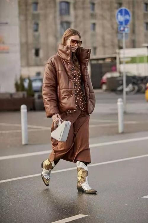 怪不得女人都不穿小白鞋了,今年流行“彩色靴”,时髦显高又耐脏