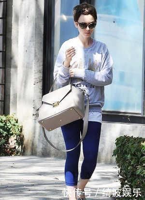 女人不管奔几,卫衣多穿4个“显白色”上身减龄显气色