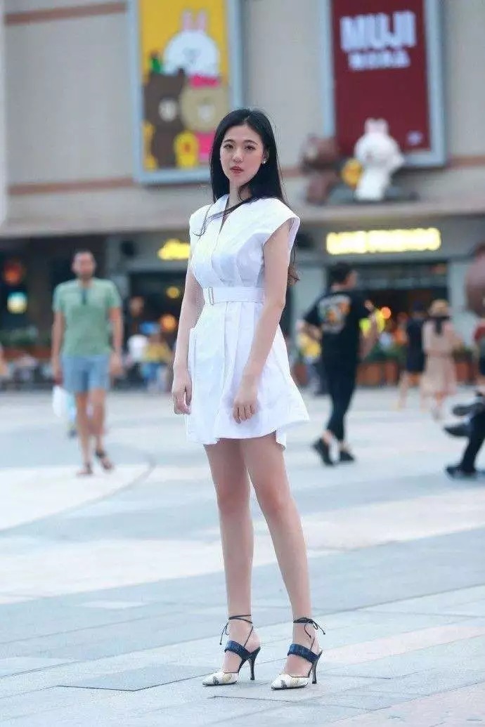 女性|街拍: 高跟鞋显高又时尚,带给女性成熟的魅力