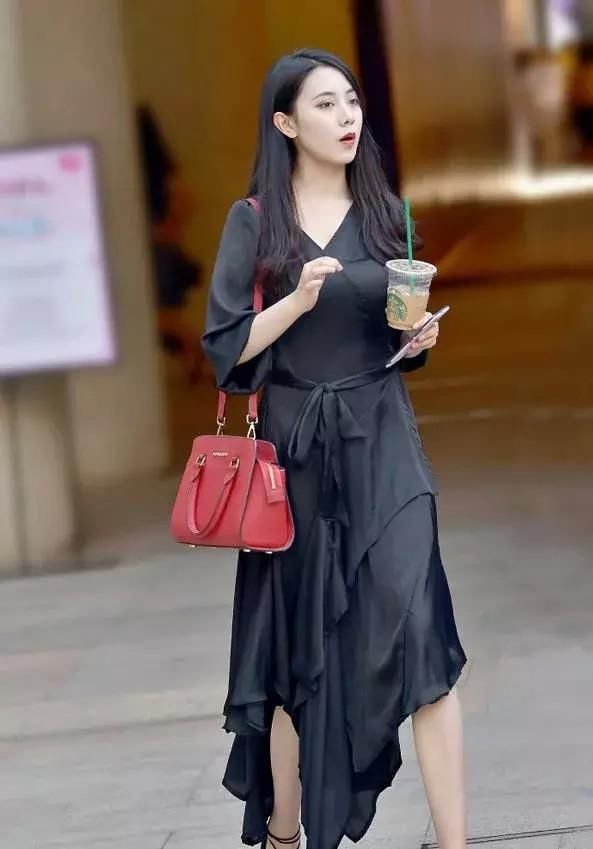 黑色连衣裙彰显了美女的气质,美丽大方还兼具优雅简约风