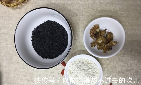 天冷了，坚持每周喝3次它，头发乌黑，老掉发的人要多吃