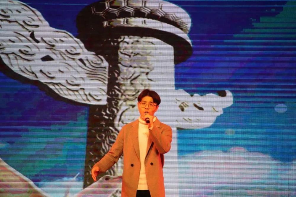 冬天的第二场雪和今晚的校园歌手大赛更配噢～