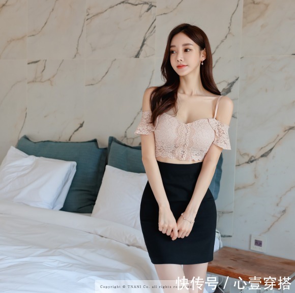 孙允珠|女神孙允珠高清时尚搭配:焦糖果杏温婉抹肩藤叶拼接裙