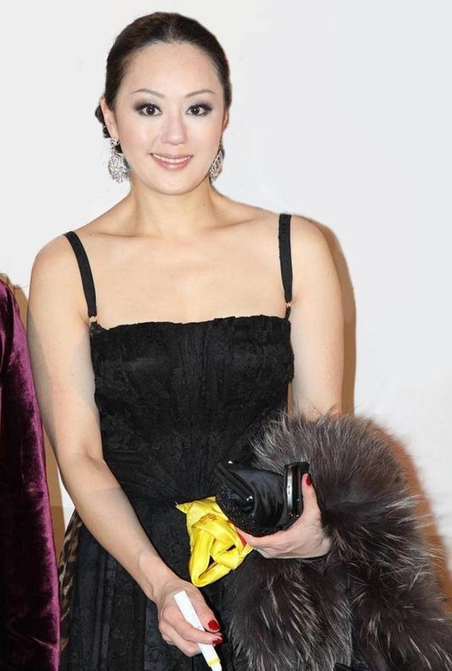 珠圆玉润|章小蕙真洋气,一袭红色V领连衣裙高级精致,身材丰腴更有贵妇范