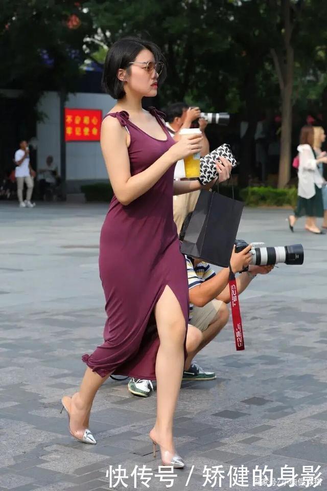 高跟鞋|腿粗别穿“阔腿裤”了,街头流行这么穿,年轻女孩你争我抢!
