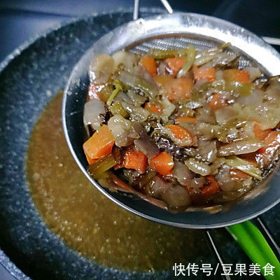 伏特加|德式脆皮啤酒烤猪肘（有汁水的脆皮肉）