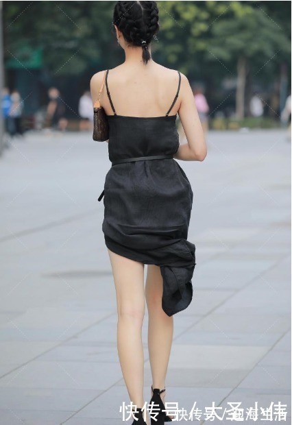 街拍|美女街拍小姐姐穿黑色吊带开叉裙,搭配墨镜尽显摩登女郎气息