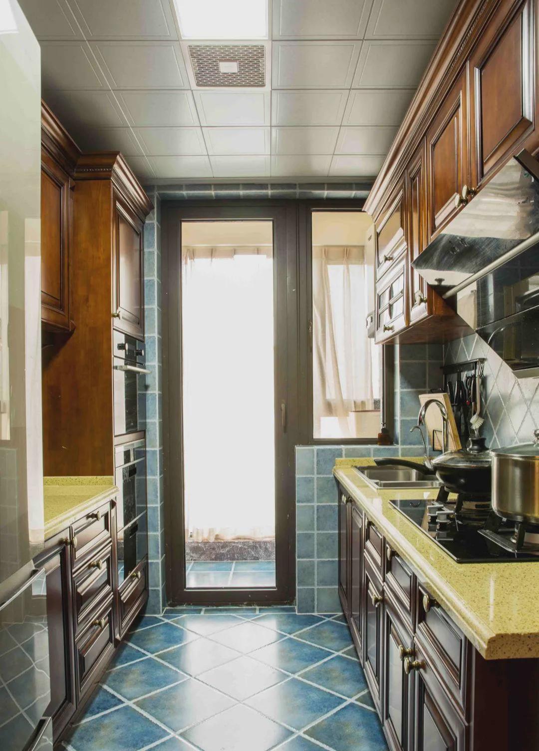 镜面|晒晒120㎡新家，阳台的设计朋友都说好，简单一改就多几排柜子用