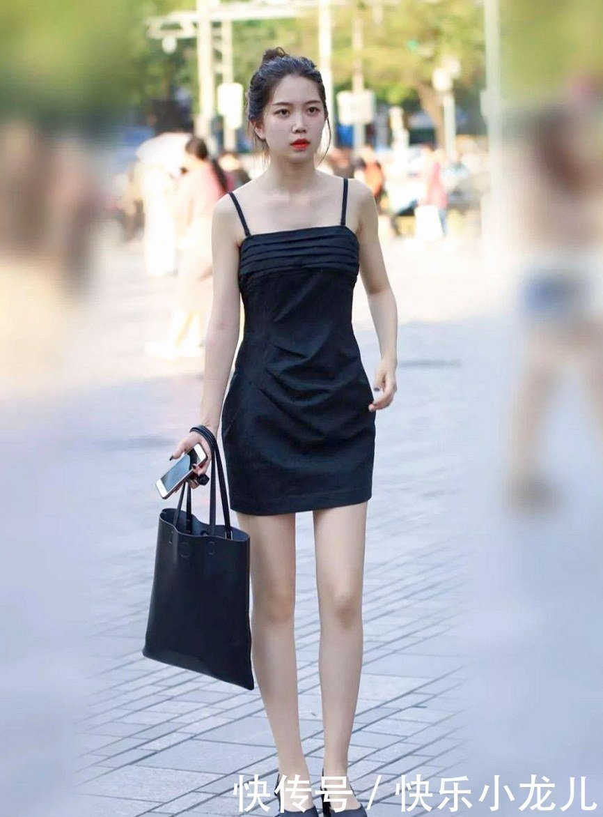 黑色吊带连衣裙,多了一丝职场风