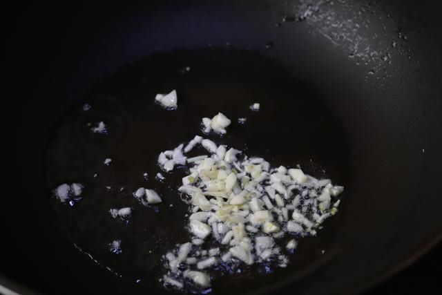 软香|跟妈妈学了个胡萝卜的新吃法,软香不上火,头一次做就成功了