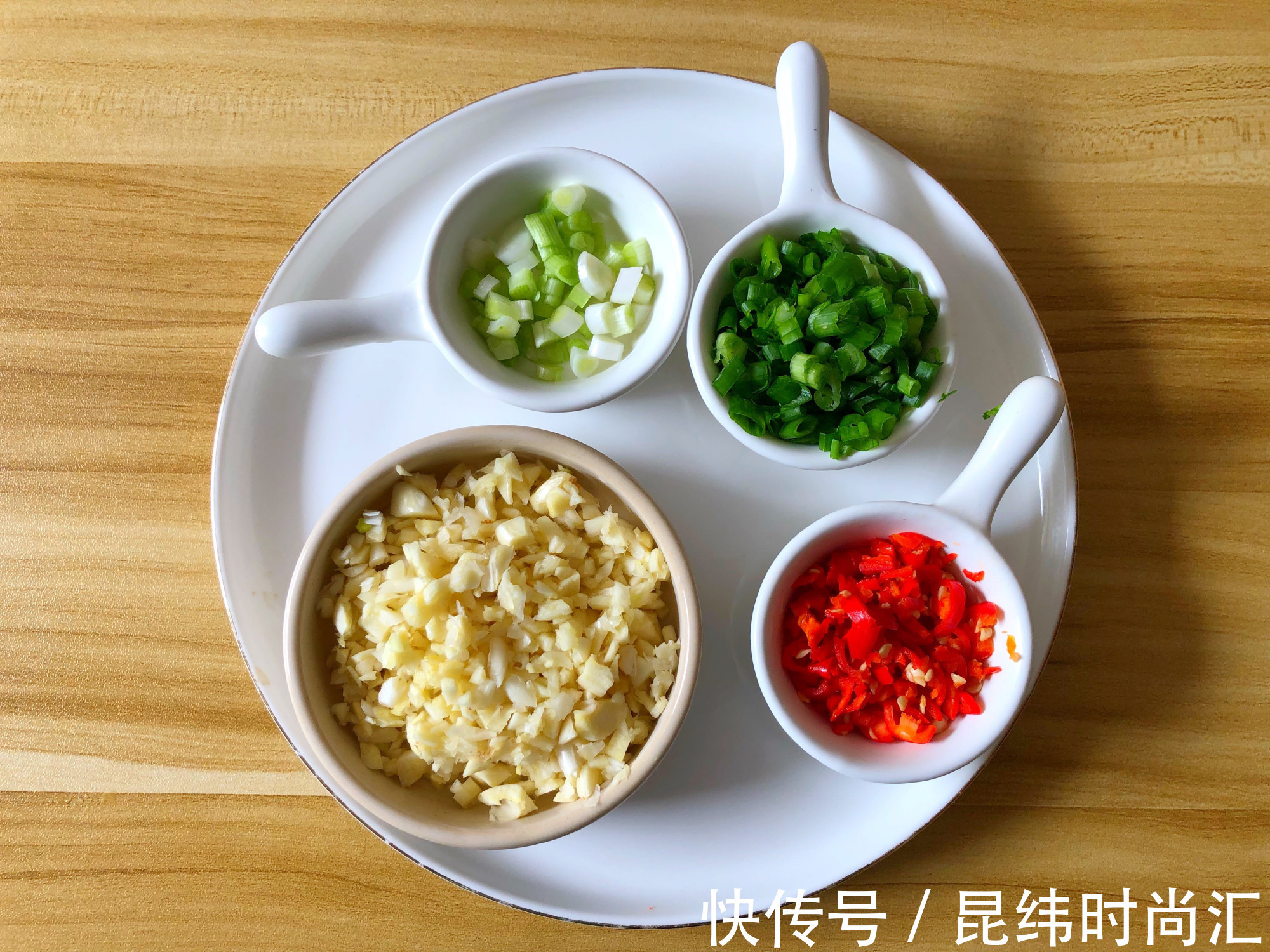 勿忘我|我家最近爱上茄子这做法,蒸一蒸就上桌,鲜美又下饭,快试试