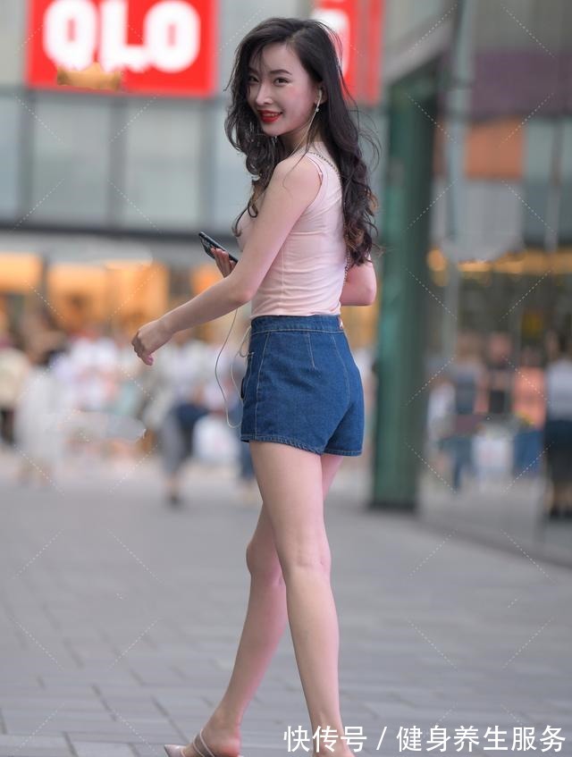 女性 粉色圆领背心搭配蓝色热裤,随着天气的变化,服饰也变得简约起来!