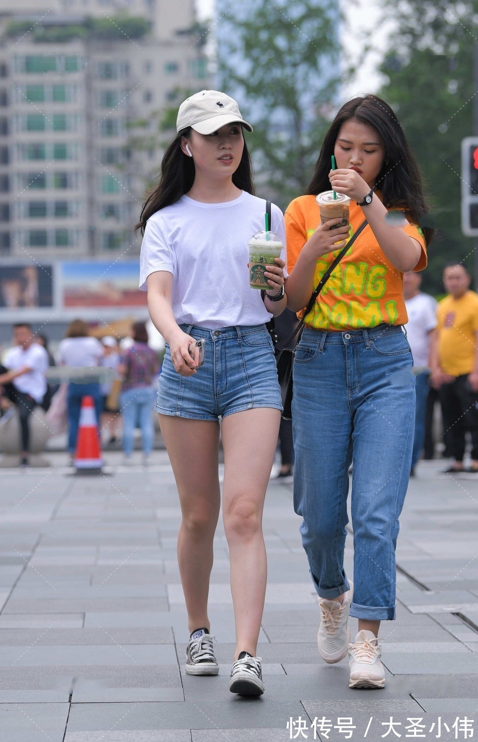 街拍|美女街拍:小姐姐微胖的身材,在撩头发的那一刻,深深地吸引了我