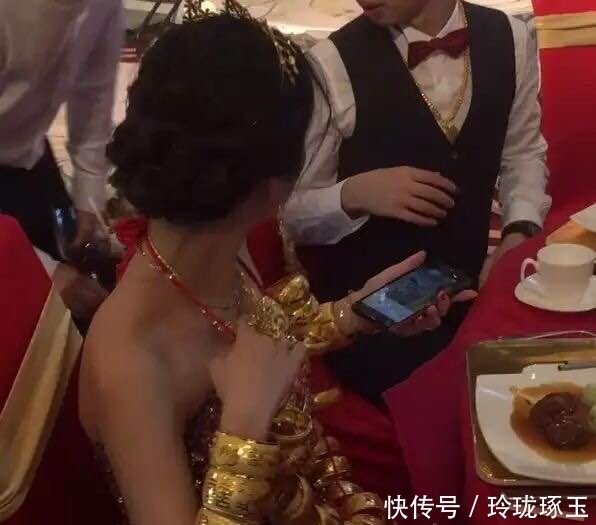 新娘|女子婚礼金手镯当项链,女网友:以后的嫁娶标准!