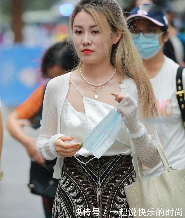 短裤 白色针织开衫搭配图案短裤，内衬白色背心，凉爽时尚！