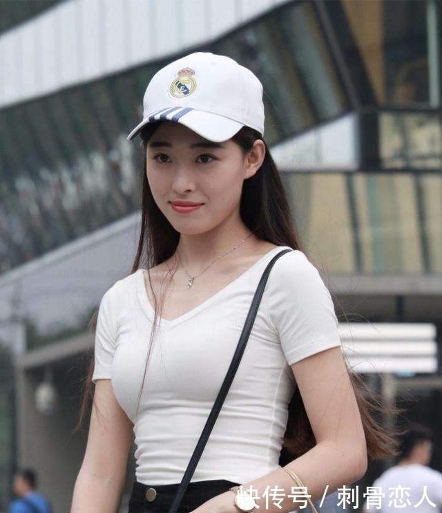 街拍 这种气质的美女, 看一眼就会想保护她
