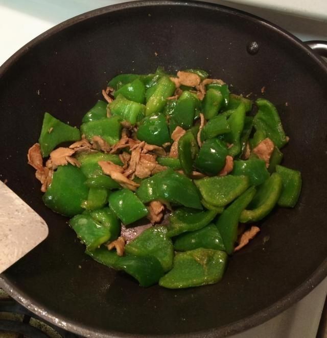 关键|炒猪肉秘诀：想要肉不柴，香嫩又可口，关键在于先放盐还是后放盐