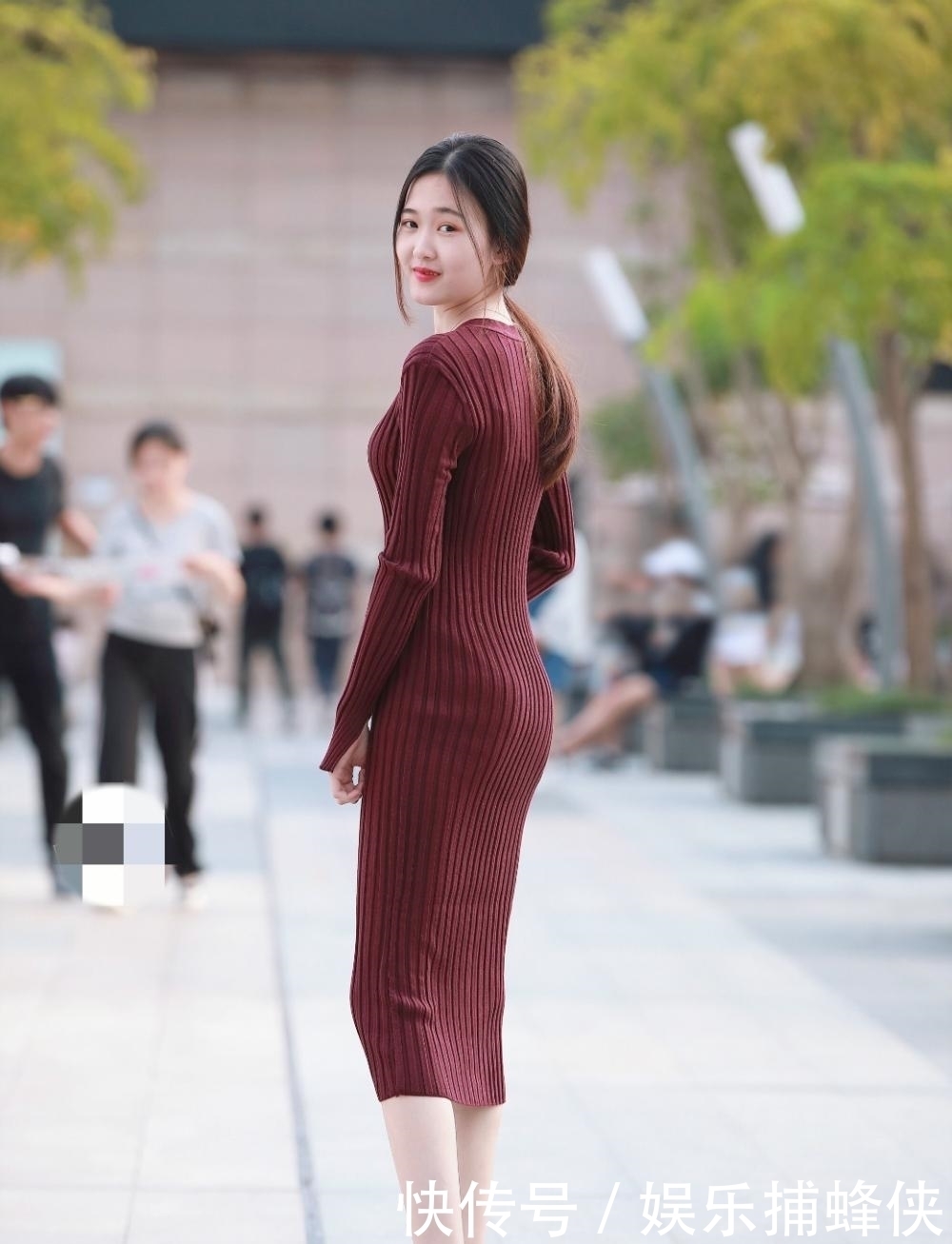 酒红色针织连衣裙搭配凉拖,玲珑有致,成熟优雅