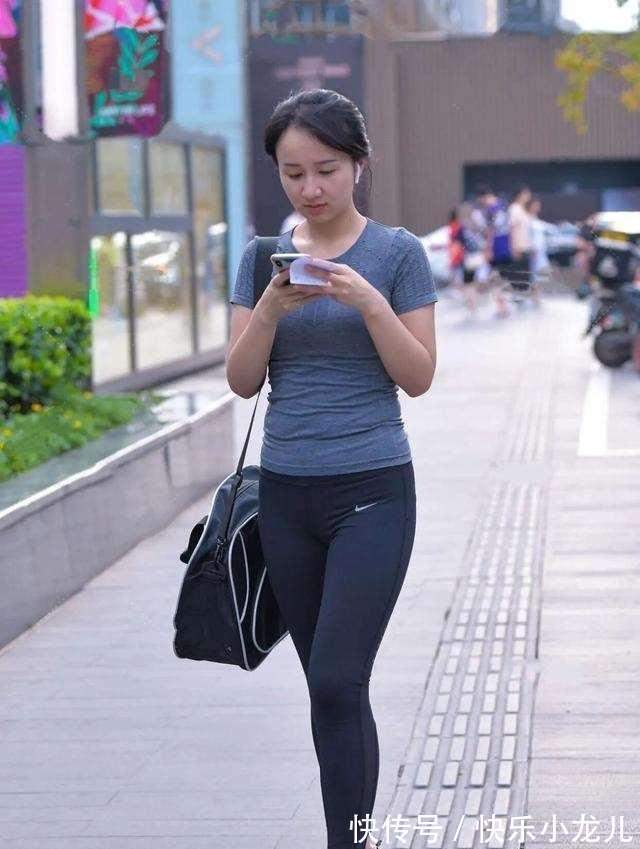 马丁靴 清秀可人的打底裤美女,优雅舒适一步到位,气场全开