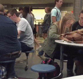 |搞笑gif:对于这种长着虎牙的妹子没有一点抵抗力,哈哈哈